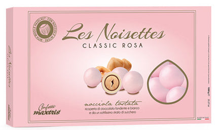 All'interno del Confetto Maxtris Les Noisettes, troverete una Nocciola tostata ricoperta da cioccolato fondente e bianco, il tutto racchiuso da un sottile strato di zucchero di colore Rosa.